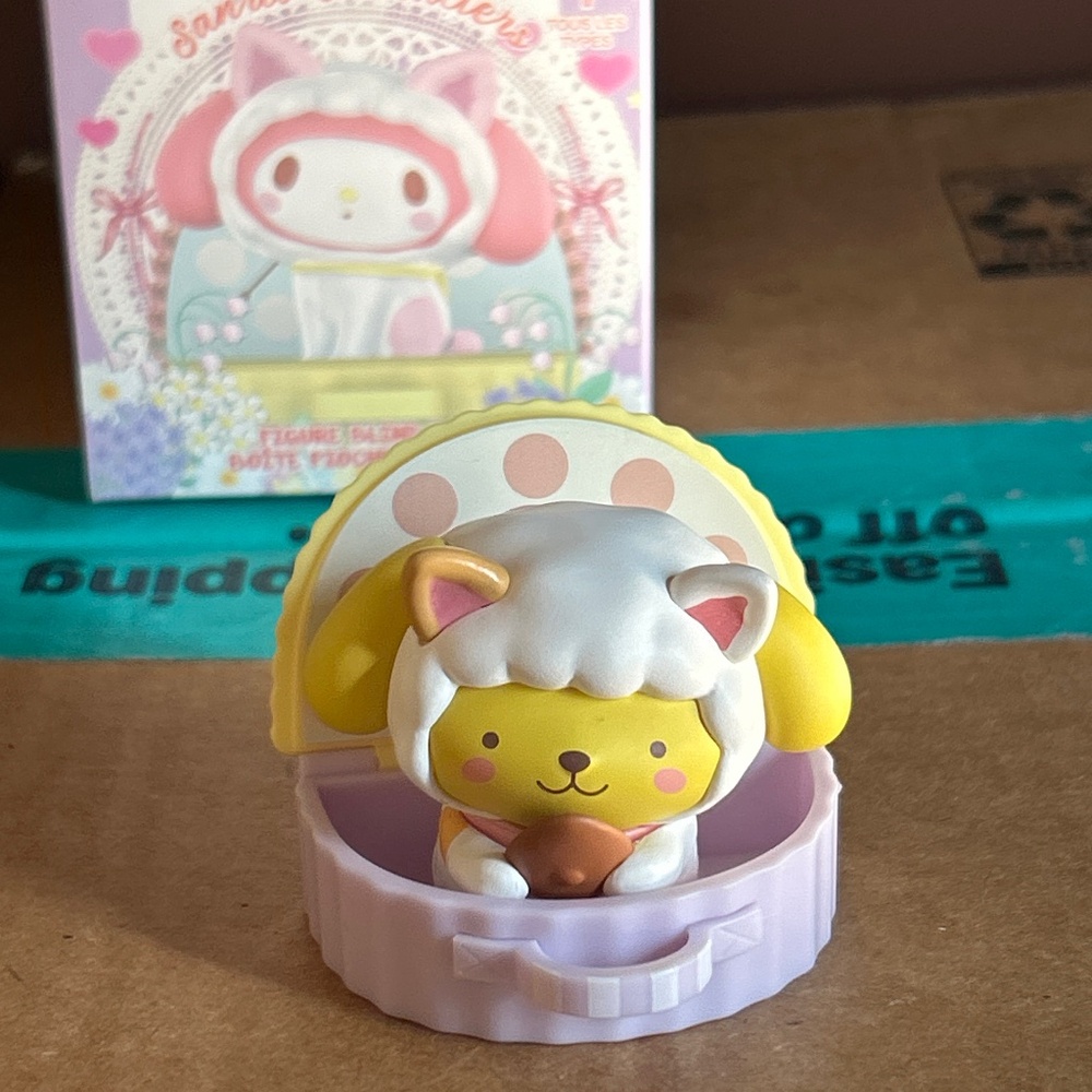 Sanrio Pompompurin Peekaboo Blind Box Figure